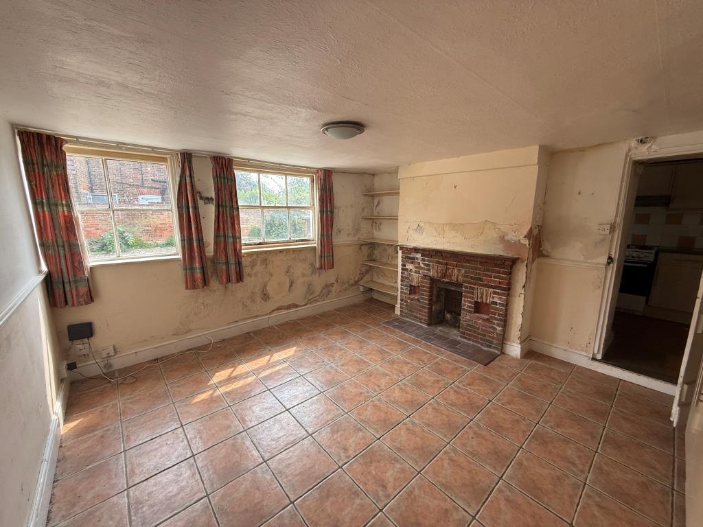 Lot: 98 - FREEHOLD CONVENIENCE STORE INVESTMENT AND VACANT SEVEN-BEDROOM HOUSE FOR REFURBISHMENT - Room